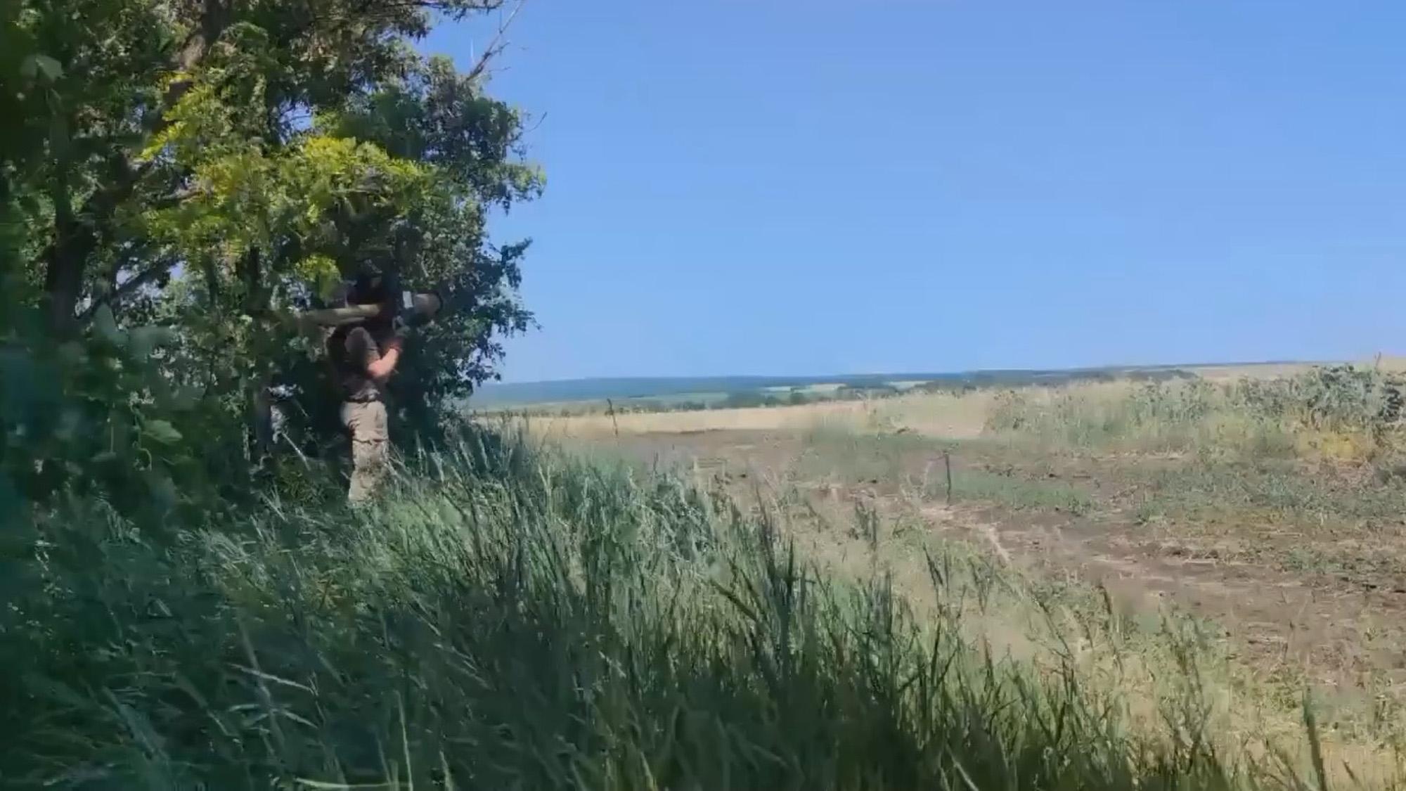 Read more about the article WAR IN UKRAINE: Ukrainian Paratrooper Shoots Down Russian Attack Helicopter With Well-Aimed Shot From British Rocket Launcher