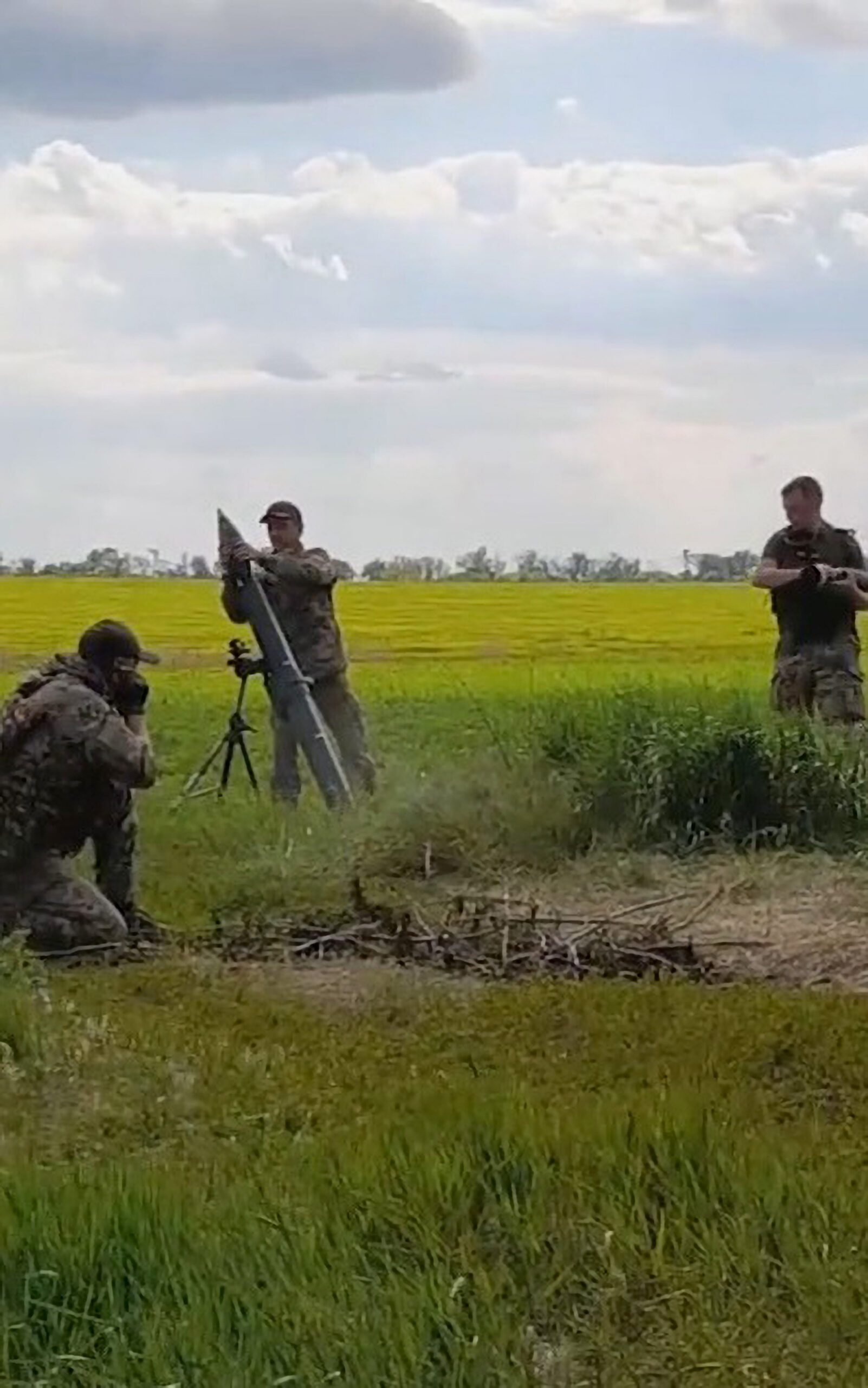 Read more about the article Ukrainian Soldiers Demonstrate Their Mortar Skills