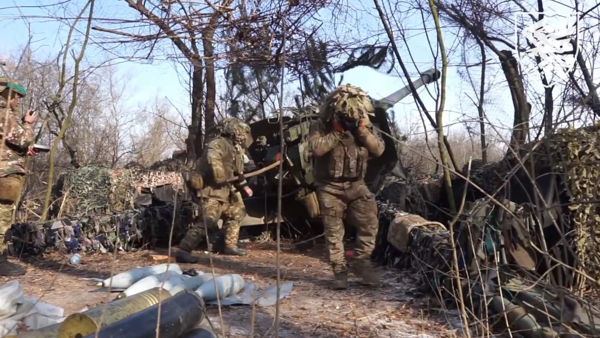 Read more about the article WAR IN UKRAINE: Ukrainian Paratroopers Fire Artillery Shells At The Russians