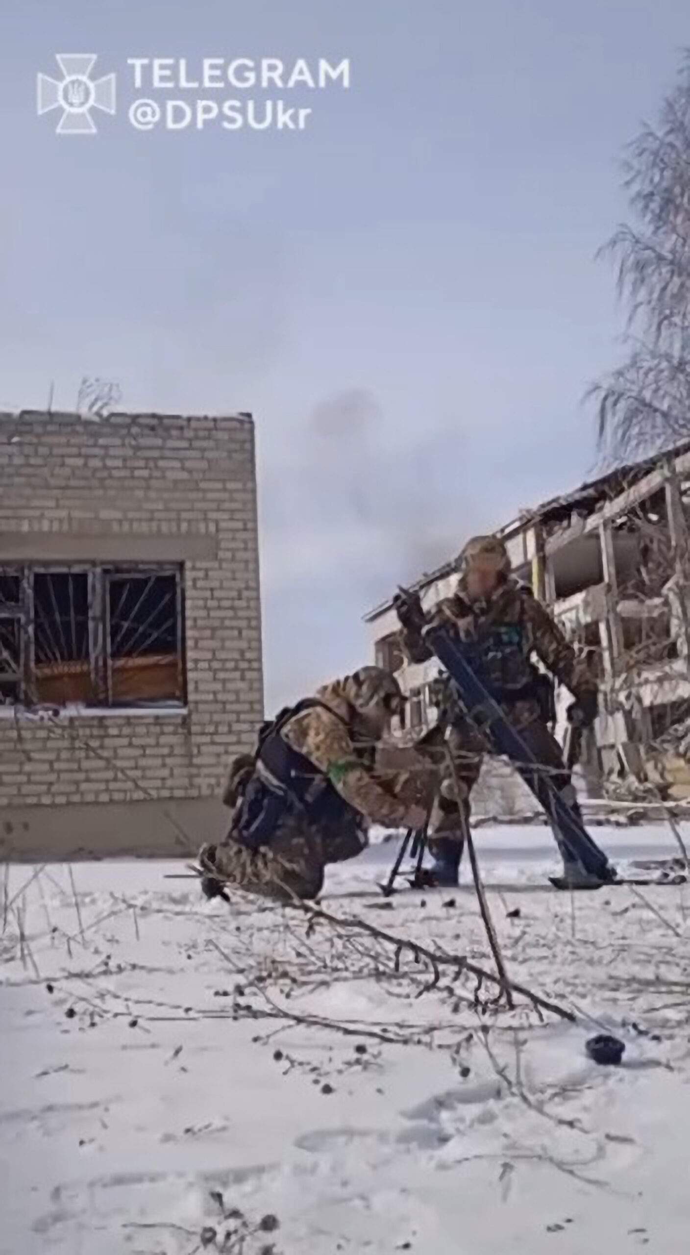 Read more about the article WAR IN UKRAINE: Ukrainian Soldiers Waste No Time Firing Back At The Russians Despite Incoming Fire In Bakhmut