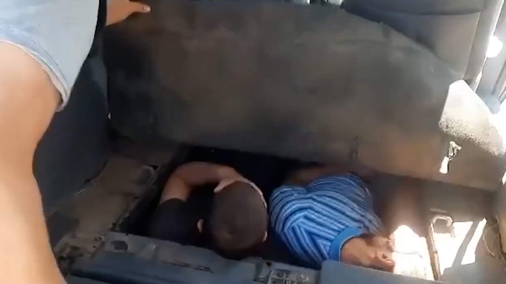 Read more about the article Ukrainian Border Guards Discover Two Young Ukrainian Men Hiding Under Floor Of Car