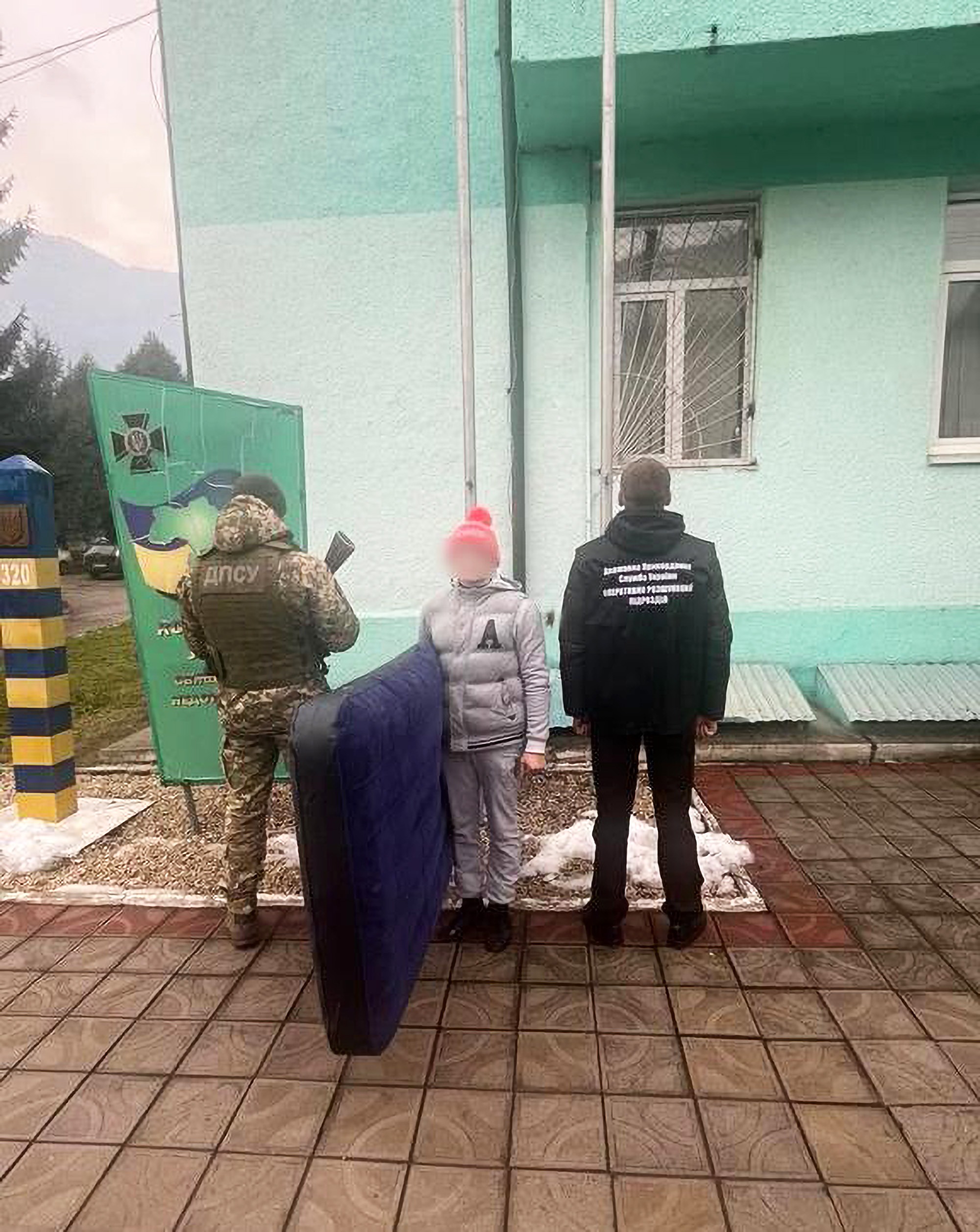 Read more about the article Short Man In Pink Children’s Hat Busted Trying To Escape Ukraine By Crossing River With Inflatable Mattress